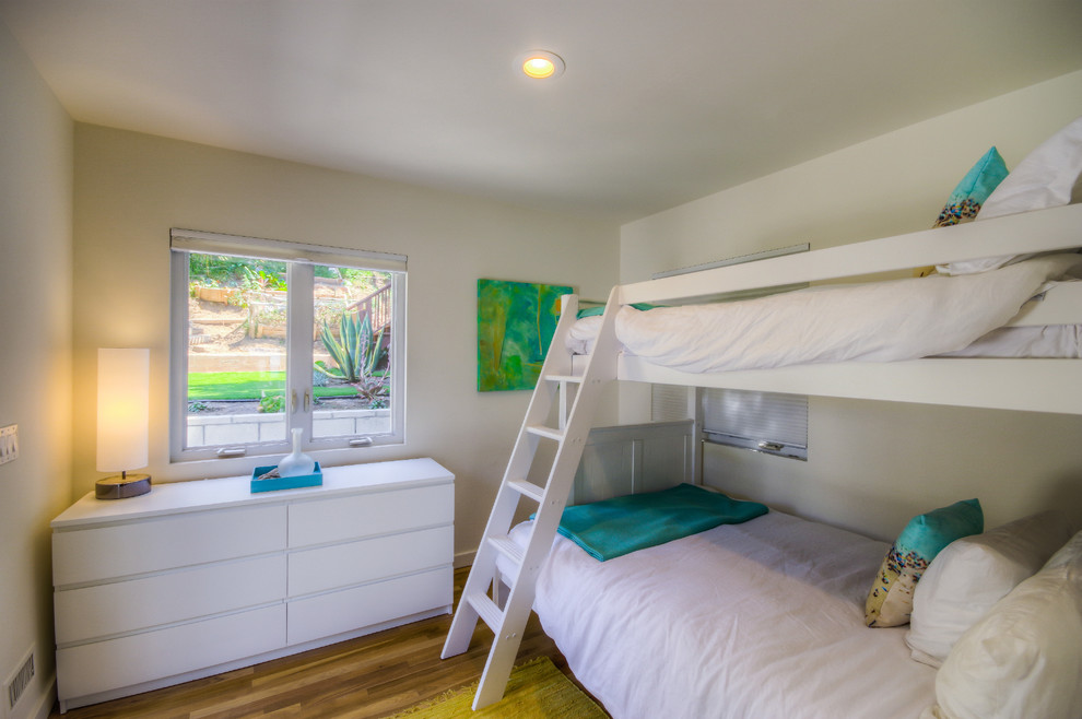 Modernes Gästezimmer mit weißer Wandfarbe und braunem Holzboden in Los Angeles