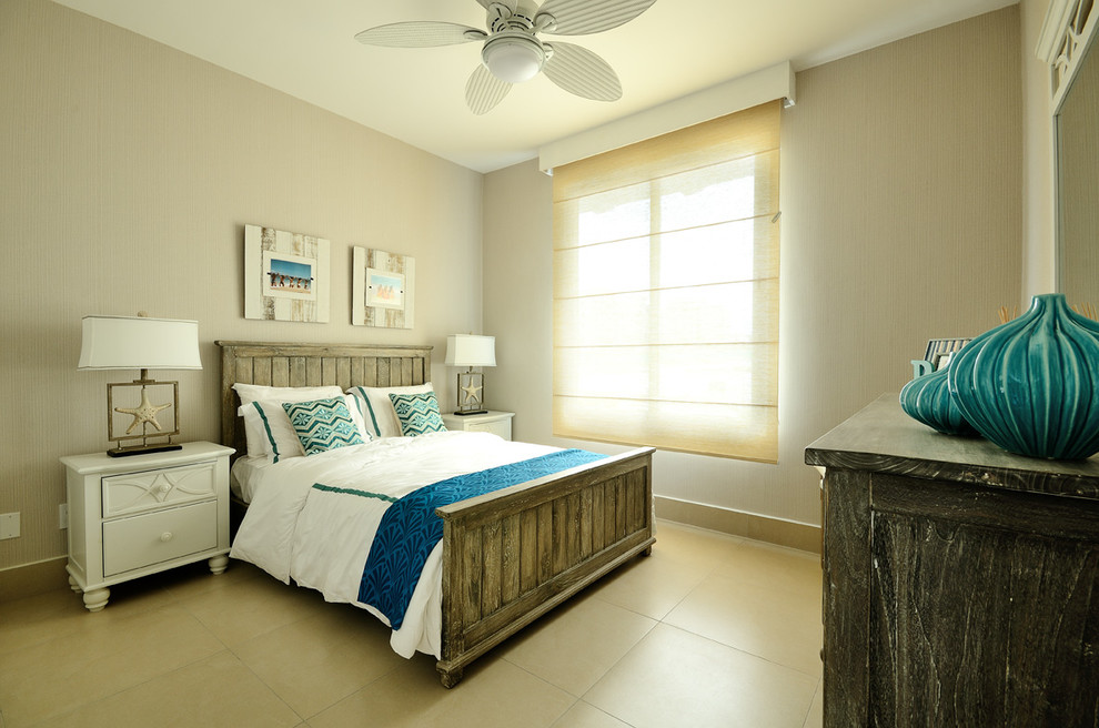 Foto de dormitorio costero con paredes beige y suelo de baldosas de cerámica