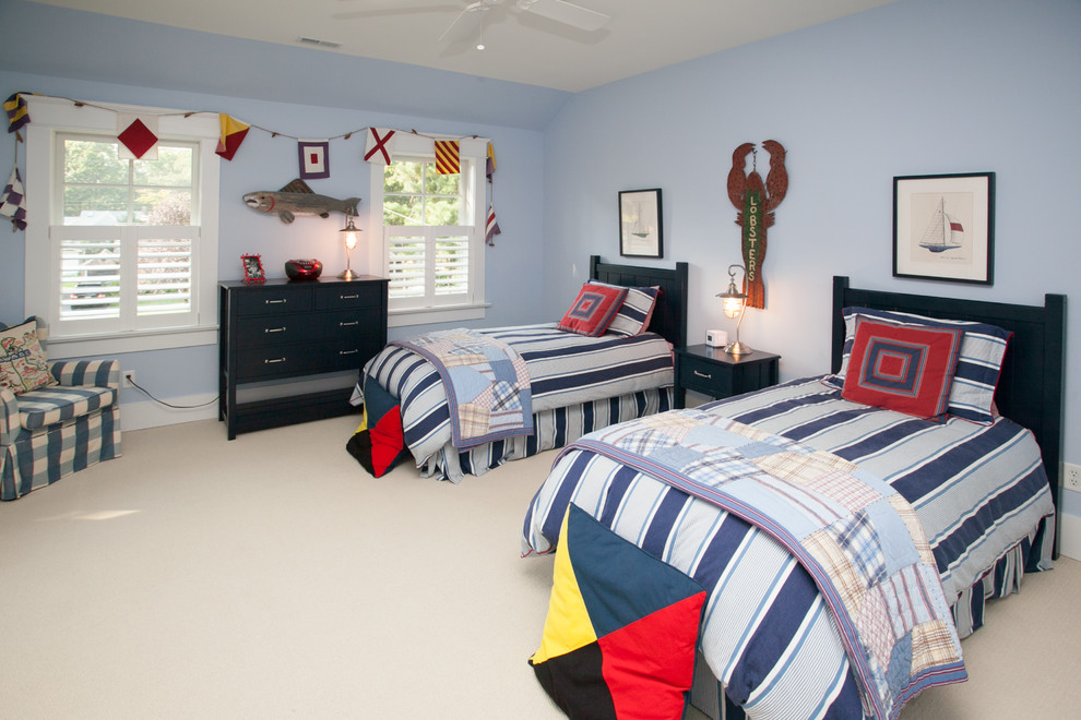 Maritimes Schlafzimmer mit blauer Wandfarbe und Teppichboden in Philadelphia