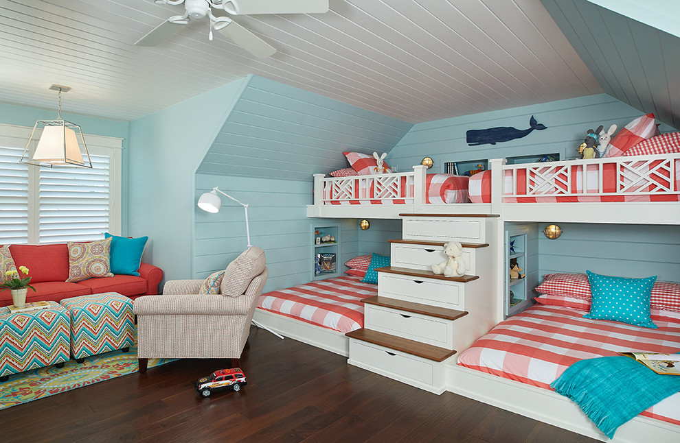 Ejemplo de habitación de invitados marinera de tamaño medio sin chimenea con paredes azules, suelo de madera oscura y suelo marrón