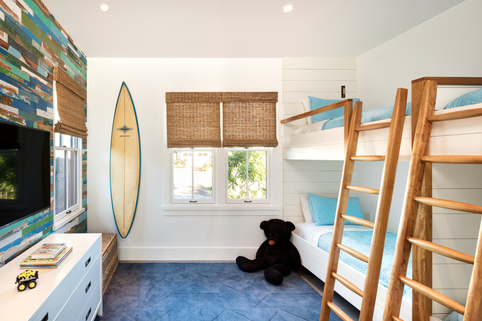 Свежая идея для дизайна: гостевая спальня среднего размера, (комната для гостей) в морском стиле с белыми стенами, полом из керамической плитки и серым полом - отличное фото интерьера