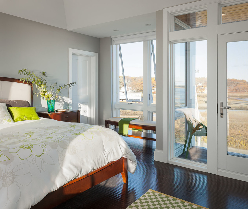 Идея дизайна: спальня в морском стиле с серыми стенами