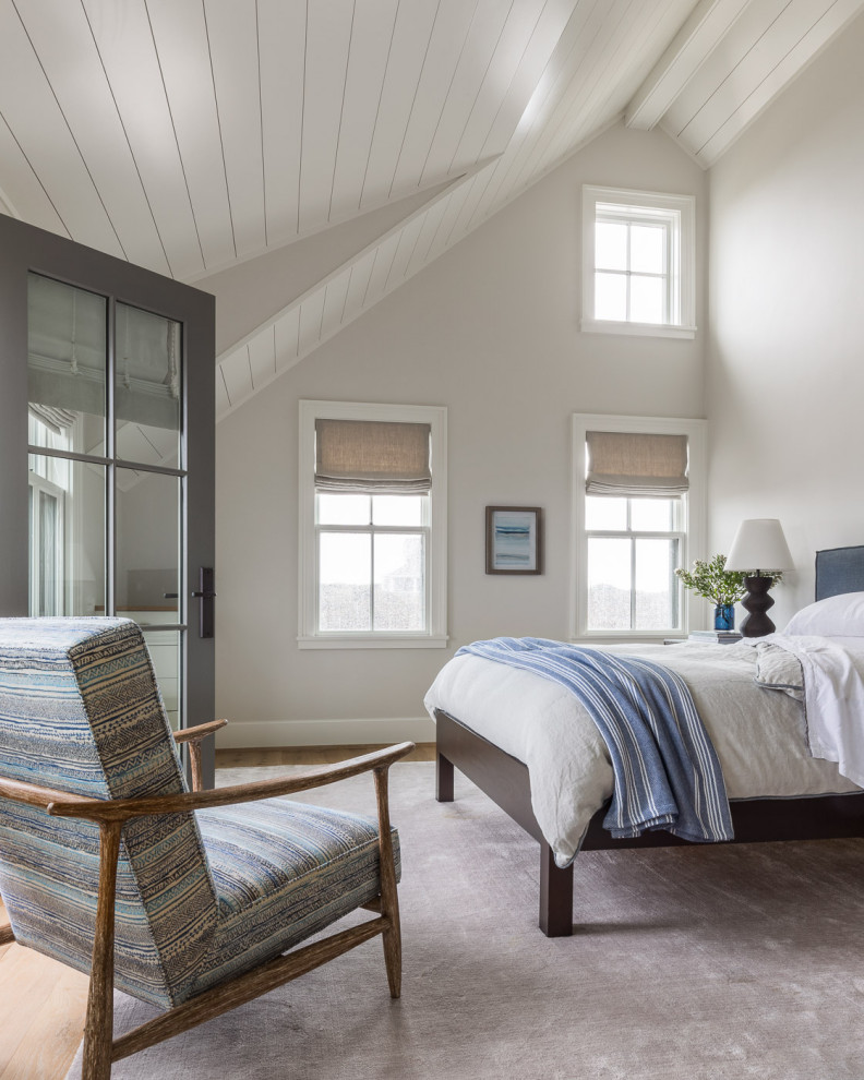 Идея дизайна: спальня в морском стиле с серыми стенами, паркетным полом среднего тона, коричневым полом, сводчатым потолком и стенами из вагонки