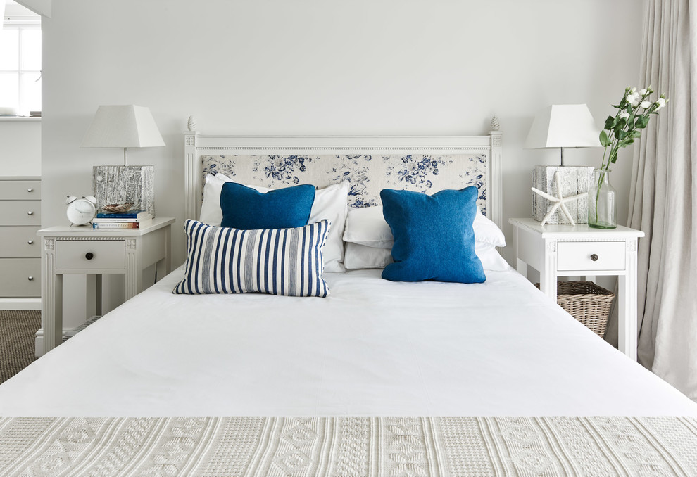 Пример оригинального дизайна: хозяйская спальня в морском стиле с белыми стенами и ковровым покрытием без камина