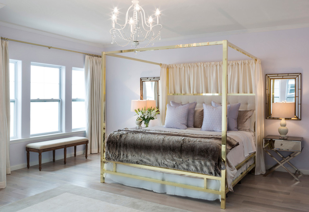 Стильный дизайн: большая хозяйская спальня в современном стиле с фиолетовыми стенами, светлым паркетным полом и коричневым полом без камина - последний тренд