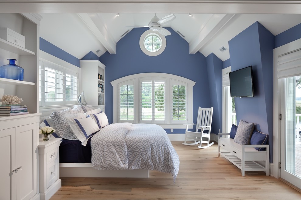 Свежая идея для дизайна: большая хозяйская спальня в морском стиле с синими стенами и светлым паркетным полом без камина - отличное фото интерьера