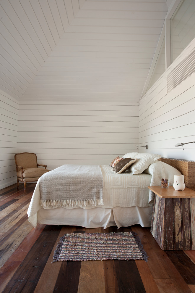 Свежая идея для дизайна: спальня в современном стиле с белыми стенами - отличное фото интерьера