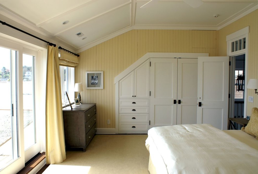 Exemple d'une chambre avec moquette bord de mer avec un mur jaune et aucune cheminée.