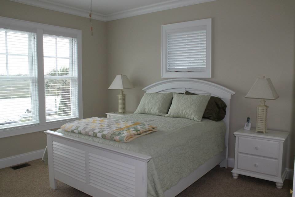 Стильный дизайн: гостевая спальня (комната для гостей) в морском стиле с бежевыми стенами, ковровым покрытием и бежевым полом - последний тренд