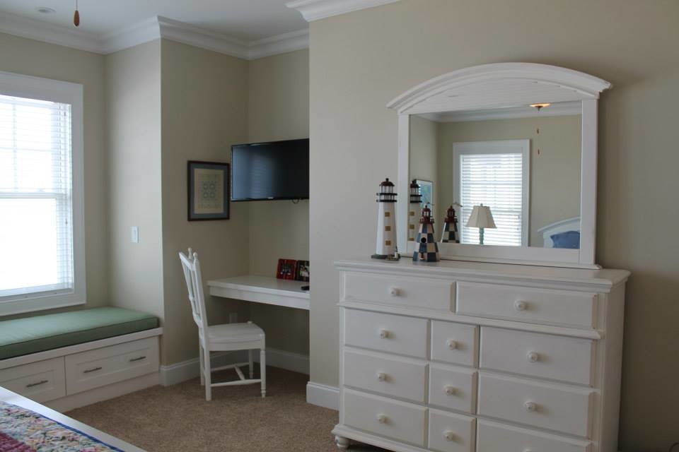 Maritimes Gästezimmer mit beiger Wandfarbe, Teppichboden und beigem Boden in Charleston
