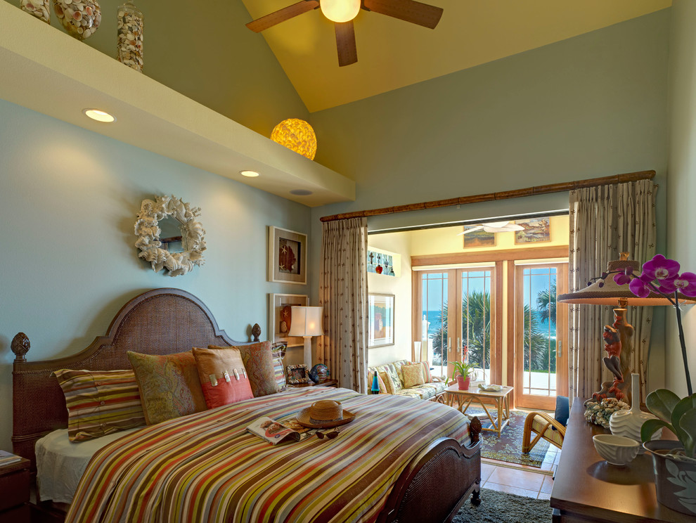 Immagine di una camera matrimoniale costiera di medie dimensioni con pareti blu e pavimento con piastrelle in ceramica