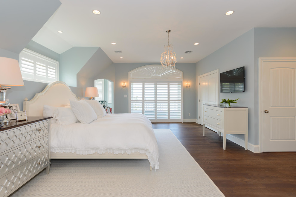 Klassisches Schlafzimmer ohne Kamin mit blauer Wandfarbe und dunklem Holzboden in New York