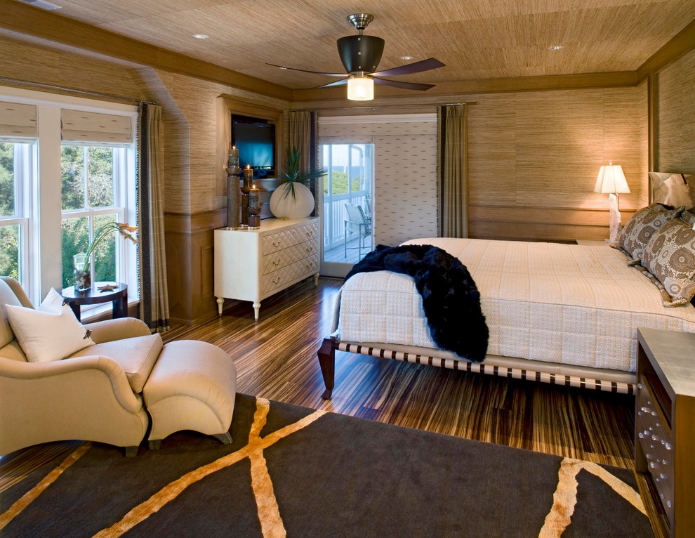 Immagine di una camera da letto stile marinaro con pareti beige, pavimento in bambù e nessun camino