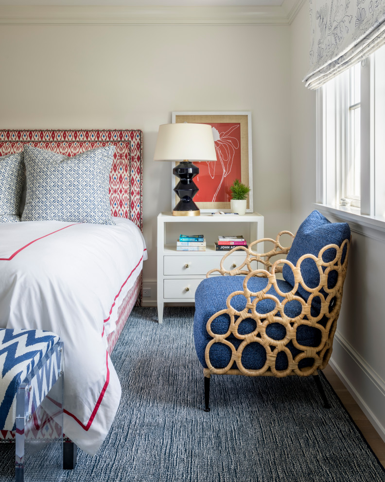 Idee per una camera da letto stile marinaro con pareti beige