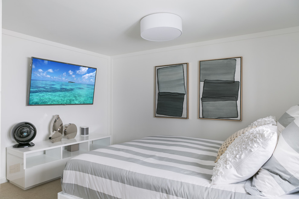 Immagine di una piccola camera degli ospiti stile marinaro con pareti bianche e parquet chiaro