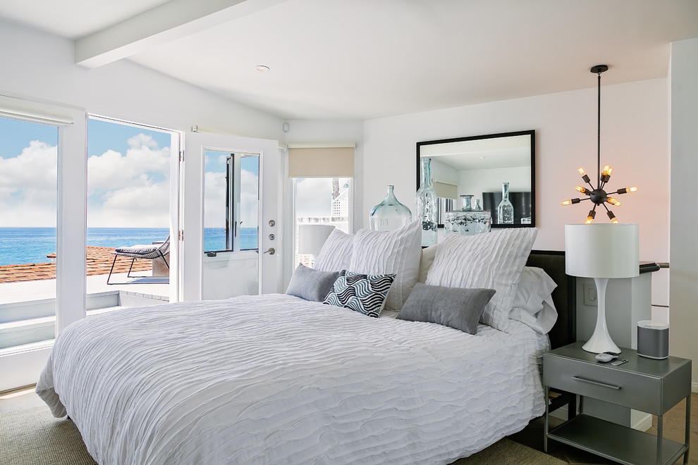 Mittelgroßes Maritimes Hauptschlafzimmer mit weißer Wandfarbe und hellem Holzboden in Los Angeles