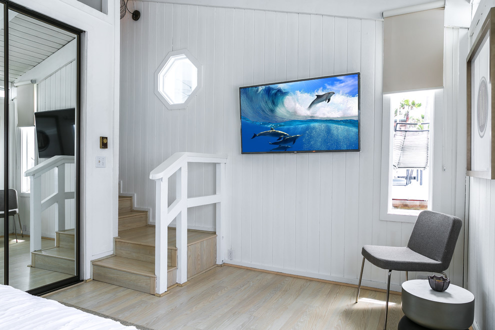 Modelo de habitación de invitados marinera pequeña con paredes blancas y suelo de madera clara