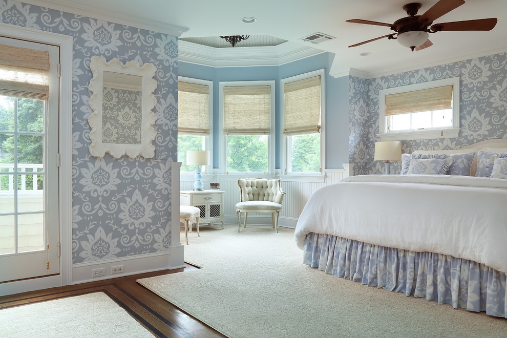 На фото: большая хозяйская спальня в стиле неоклассика (современная классика) с синими стенами и ковровым покрытием с