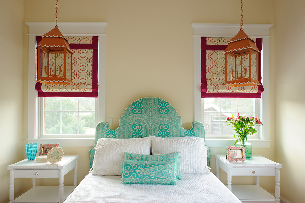 Стильный дизайн: спальня в морском стиле с бежевыми стенами - последний тренд
