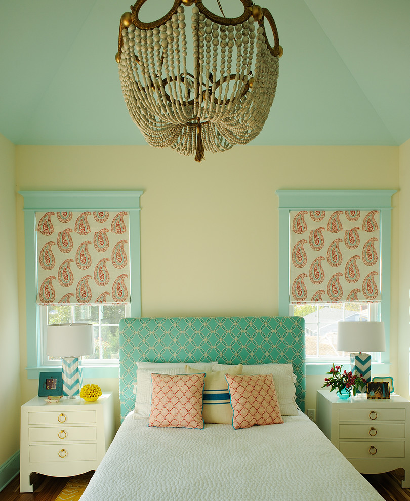Ejemplo de dormitorio costero con paredes multicolor