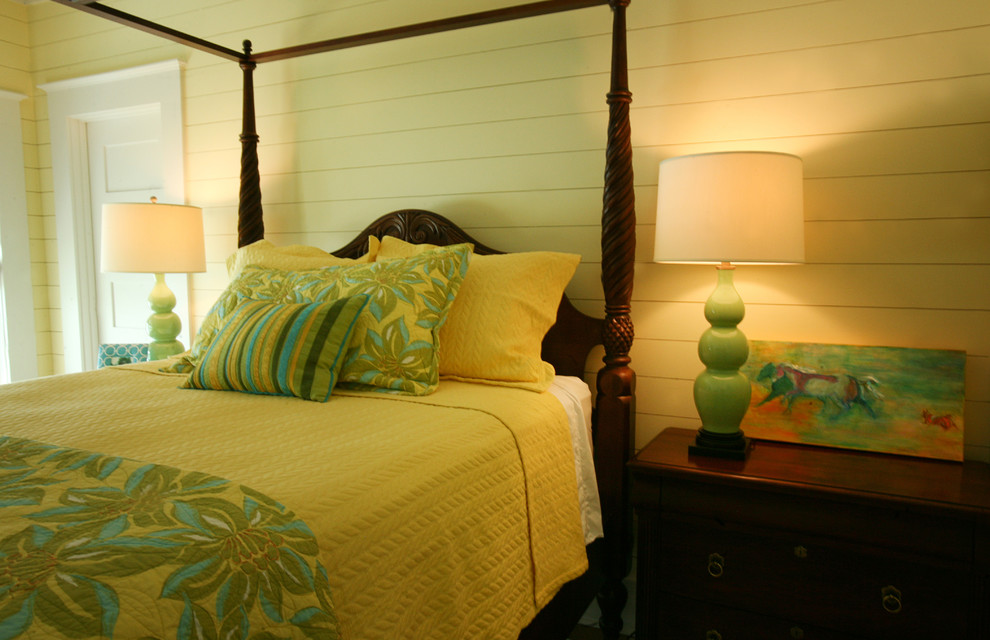 Modelo de habitación de invitados tropical de tamaño medio sin chimenea con paredes multicolor