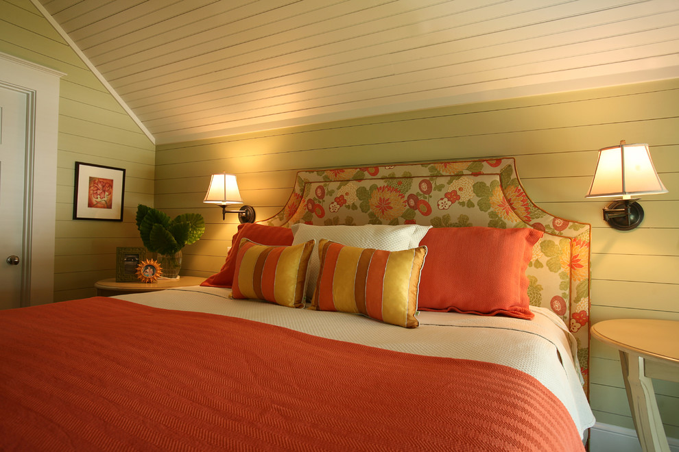 Immagine di una camera degli ospiti tropicale di medie dimensioni con pareti multicolore e nessun camino