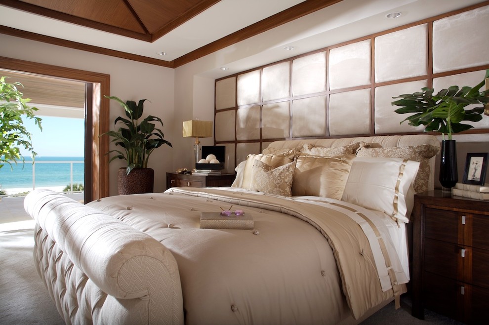 Ejemplo de dormitorio principal actual grande con paredes beige y moqueta