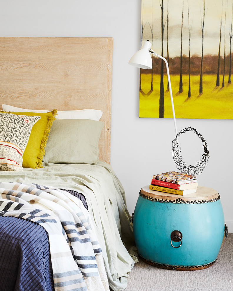 Esempio di una camera da letto bohémian con pareti bianche, moquette e pavimento grigio