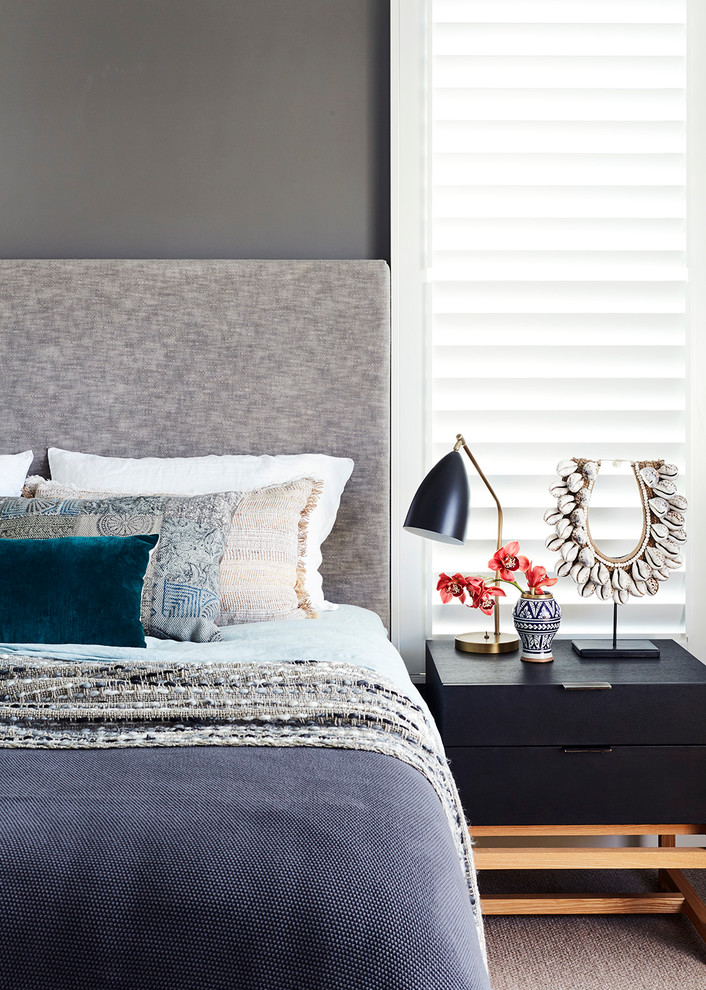 Свежая идея для дизайна: спальня в стиле неоклассика (современная классика) с ковровым покрытием и коричневым полом - отличное фото интерьера