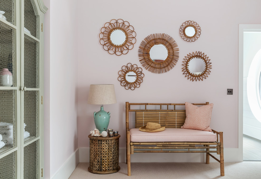 Ispirazione per una camera da letto costiera di medie dimensioni con pareti rosa, moquette e pavimento beige