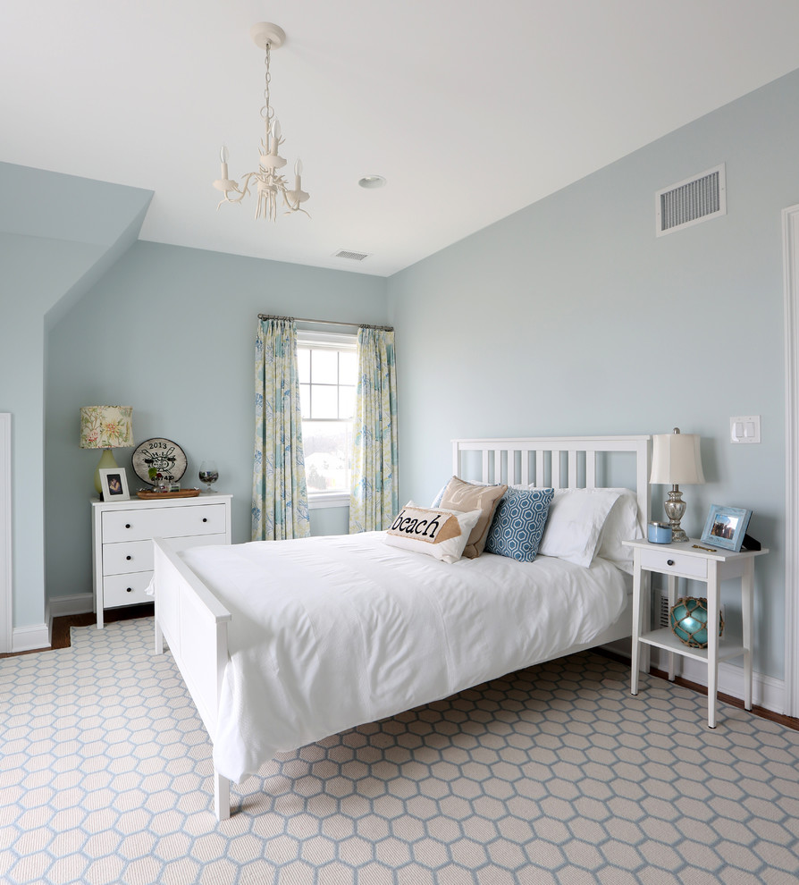 Свежая идея для дизайна: гостевая спальня среднего размера, (комната для гостей) в морском стиле с синими стенами и паркетным полом среднего тона - отличное фото интерьера
