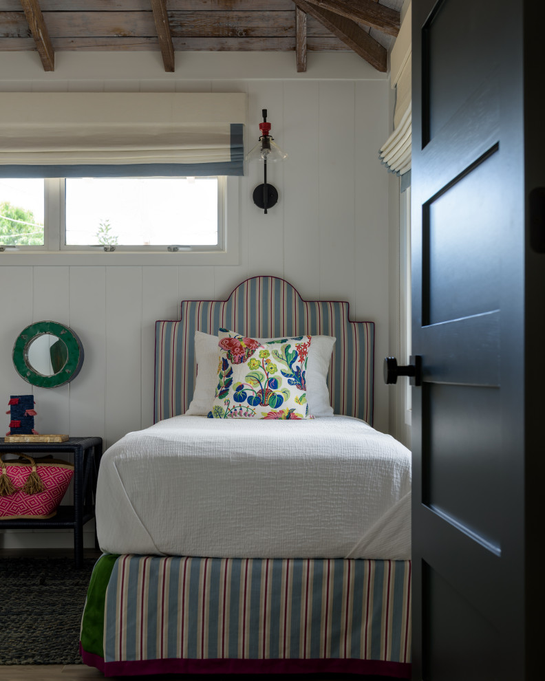 Стильный дизайн: гостевая спальня среднего размера, (комната для гостей) в морском стиле с белыми стенами, полом из керамогранита, серым полом, балками на потолке и панелями на части стены - последний тренд