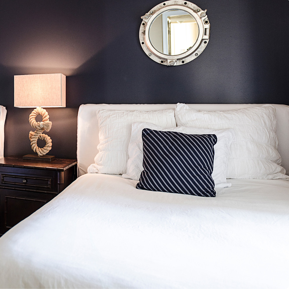 На фото: большая хозяйская спальня в морском стиле с синими стенами без камина