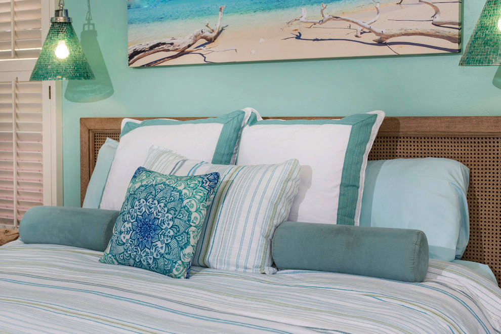 Modelo de dormitorio principal costero de tamaño medio con paredes azules, moqueta y suelo beige