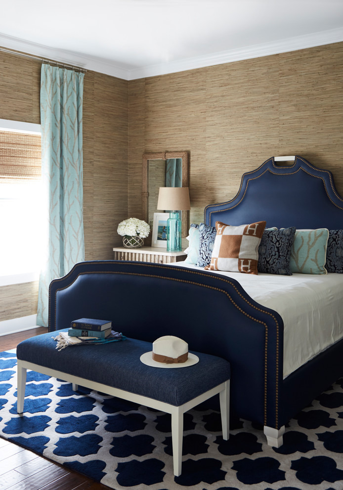アトランタにある中くらいなビーチスタイルのおしゃれな寝室 (ベージュの壁、濃色無垢フローリング、茶色い床、ベッド下のラグ) のインテリア