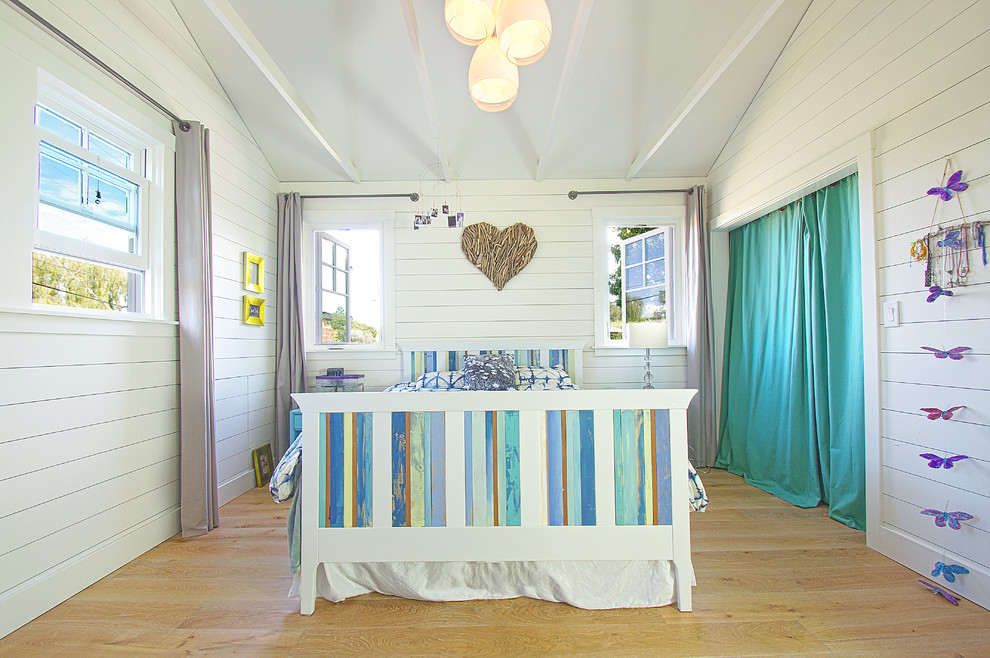 На фото: гостевая спальня (комната для гостей) в морском стиле с белыми стенами и светлым паркетным полом с