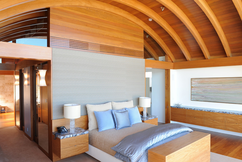Idee per una camera da letto stile marinaro con pavimento in legno massello medio