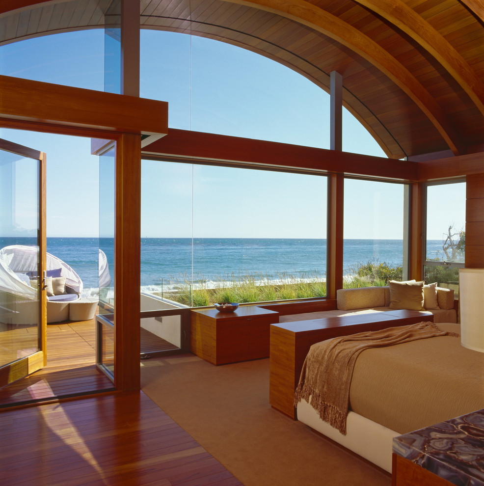 На фото: спальня в морском стиле с ковровым покрытием с