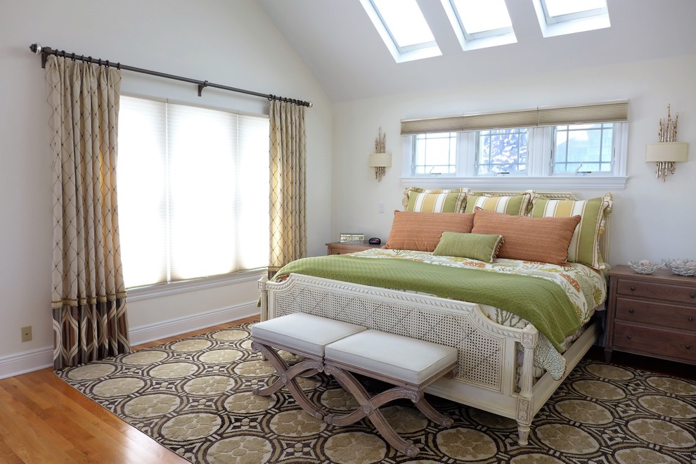 Diseño de dormitorio clásico con paredes blancas y suelo de madera en tonos medios