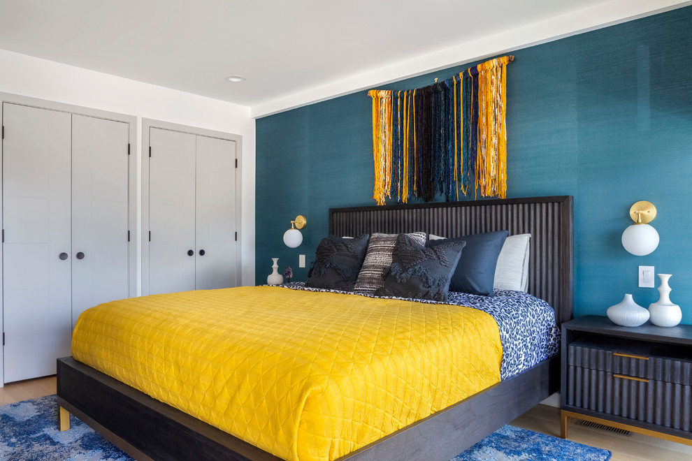 ニューヨークにある広いコンテンポラリースタイルのおしゃれな客用寝室 (青い壁、淡色無垢フローリング、ベージュの床、暖炉なし)