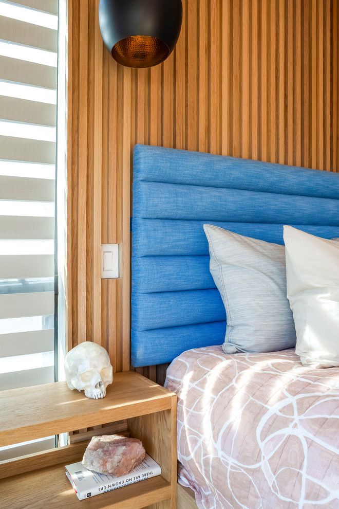 Großes Modernes Hauptschlafzimmer ohne Kamin mit weißer Wandfarbe, braunem Holzboden und braunem Boden in New York