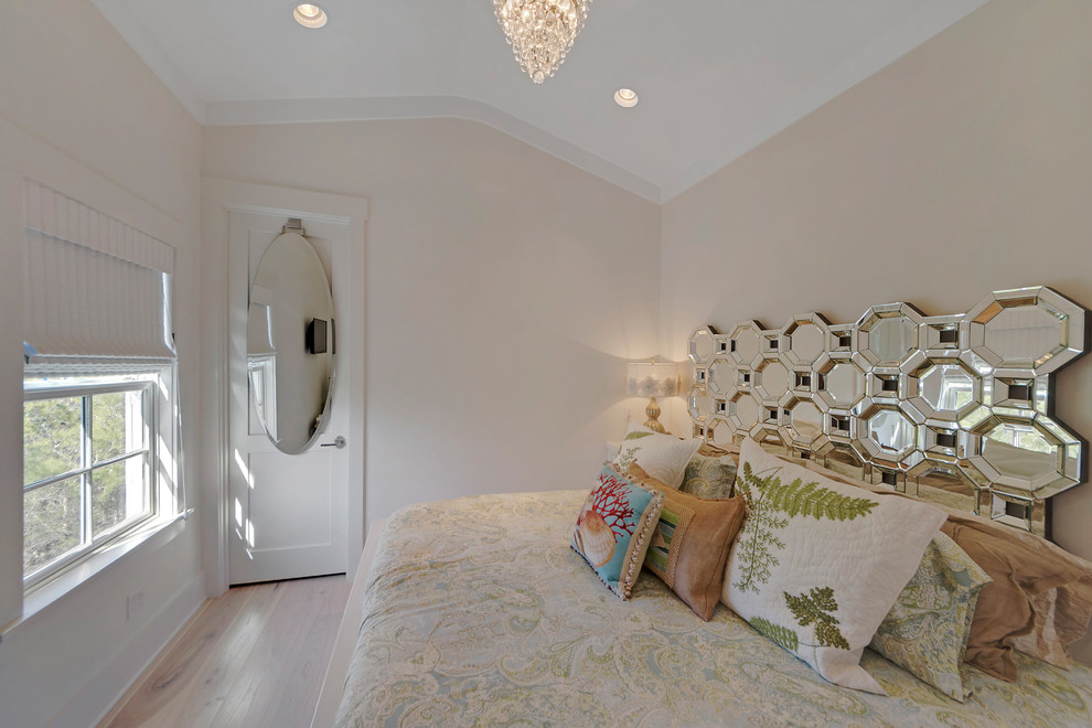 Kleines Maritimes Schlafzimmer mit beiger Wandfarbe und hellem Holzboden in Miami