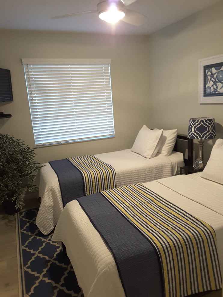 Kleines Maritimes Gästezimmer ohne Kamin mit beiger Wandfarbe, hellem Holzboden und beigem Boden in Orange County