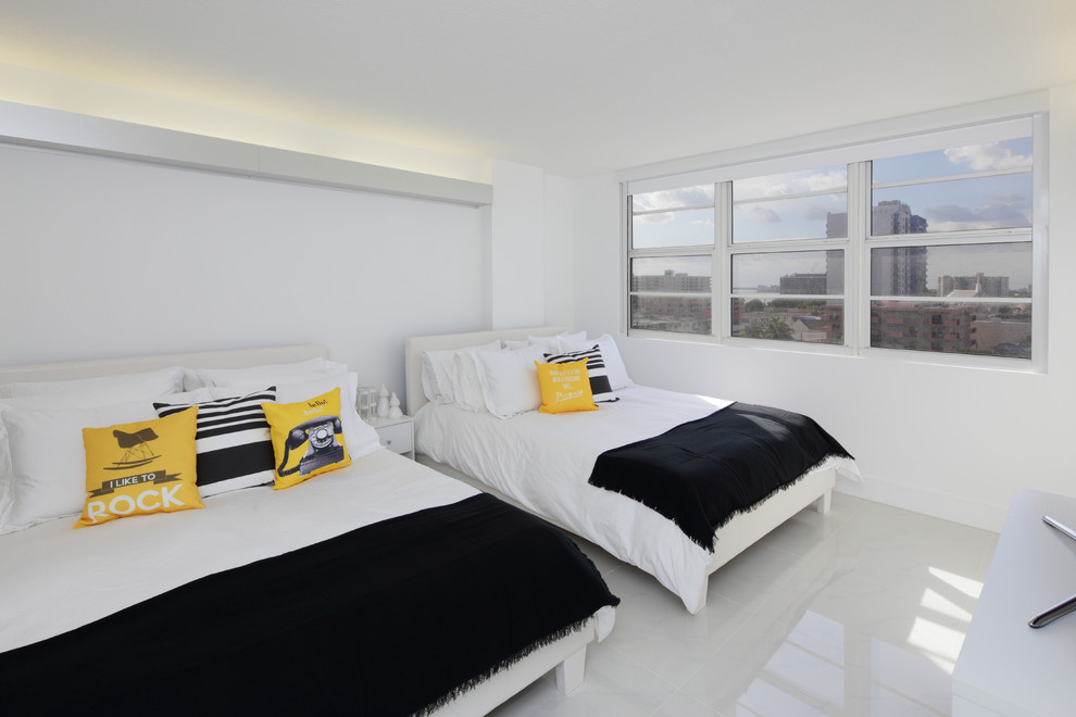 Modernes Schlafzimmer mit weißer Wandfarbe und Porzellan-Bodenfliesen in Miami