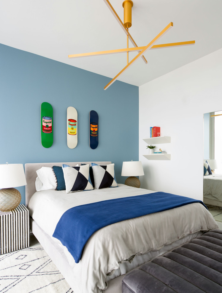 Esempio di una camera da letto minimal con pareti blu