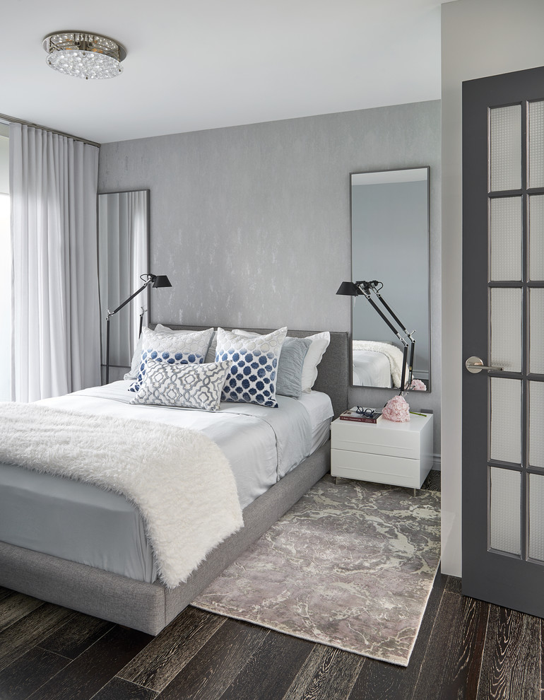 На фото: хозяйская спальня среднего размера в современном стиле с серыми стенами, темным паркетным полом и коричневым полом с
