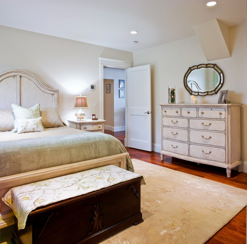 Свежая идея для дизайна: гостевая спальня среднего размера, (комната для гостей) в классическом стиле с бежевыми стенами, темным паркетным полом и коричневым полом без камина - отличное фото интерьера