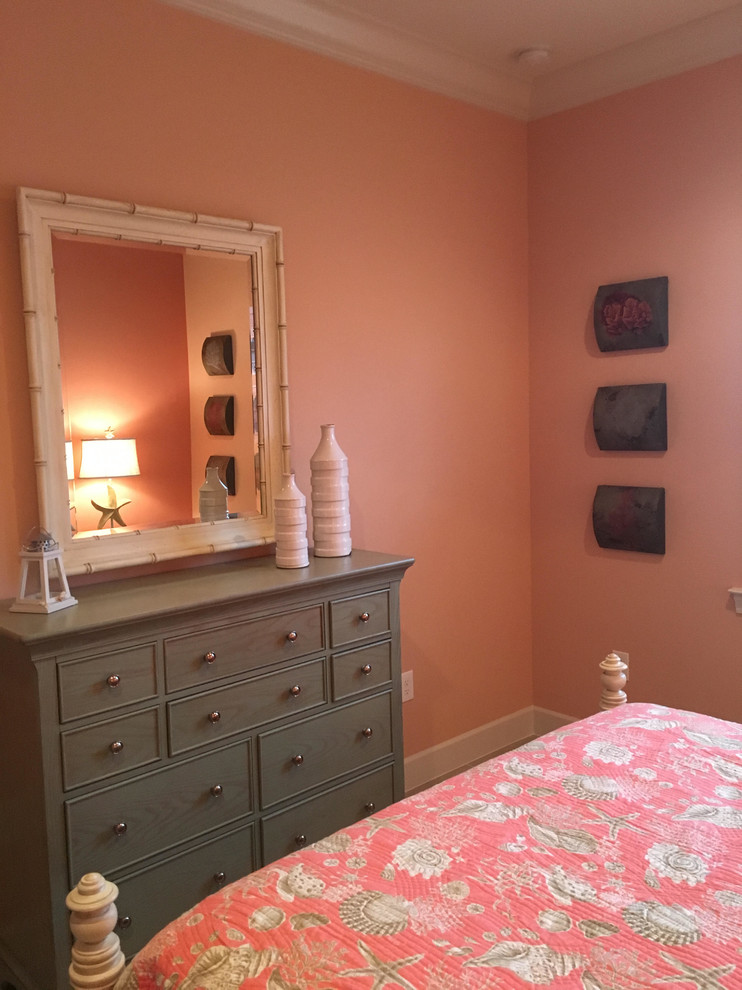 Immagine di una camera degli ospiti stile marinaro di medie dimensioni con pareti rosa, pavimento in gres porcellanato e nessun camino