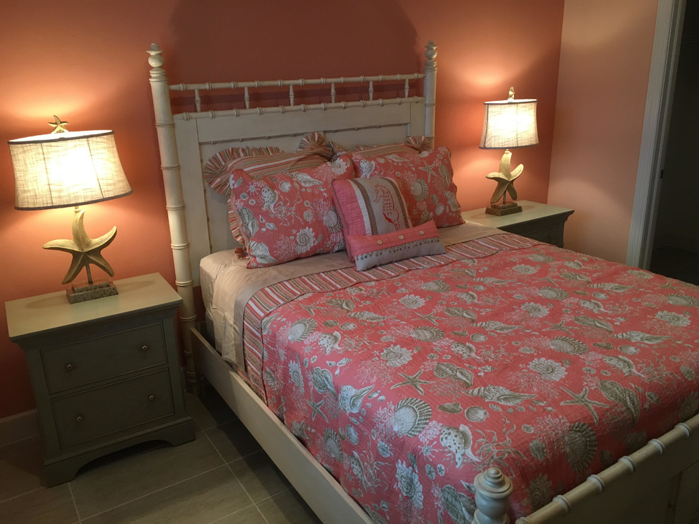 Immagine di una camera degli ospiti costiera di medie dimensioni con pareti rosa, pavimento in gres porcellanato e nessun camino