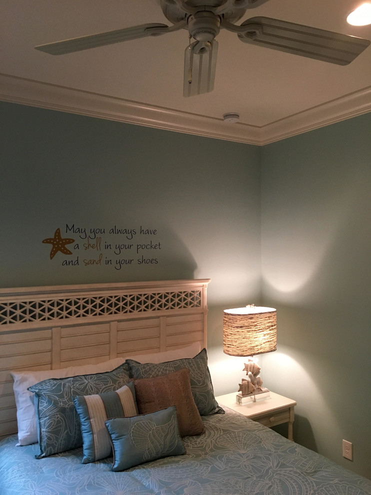 На фото: гостевая спальня среднего размера, (комната для гостей) в морском стиле с синими стенами и ковровым покрытием без камина
